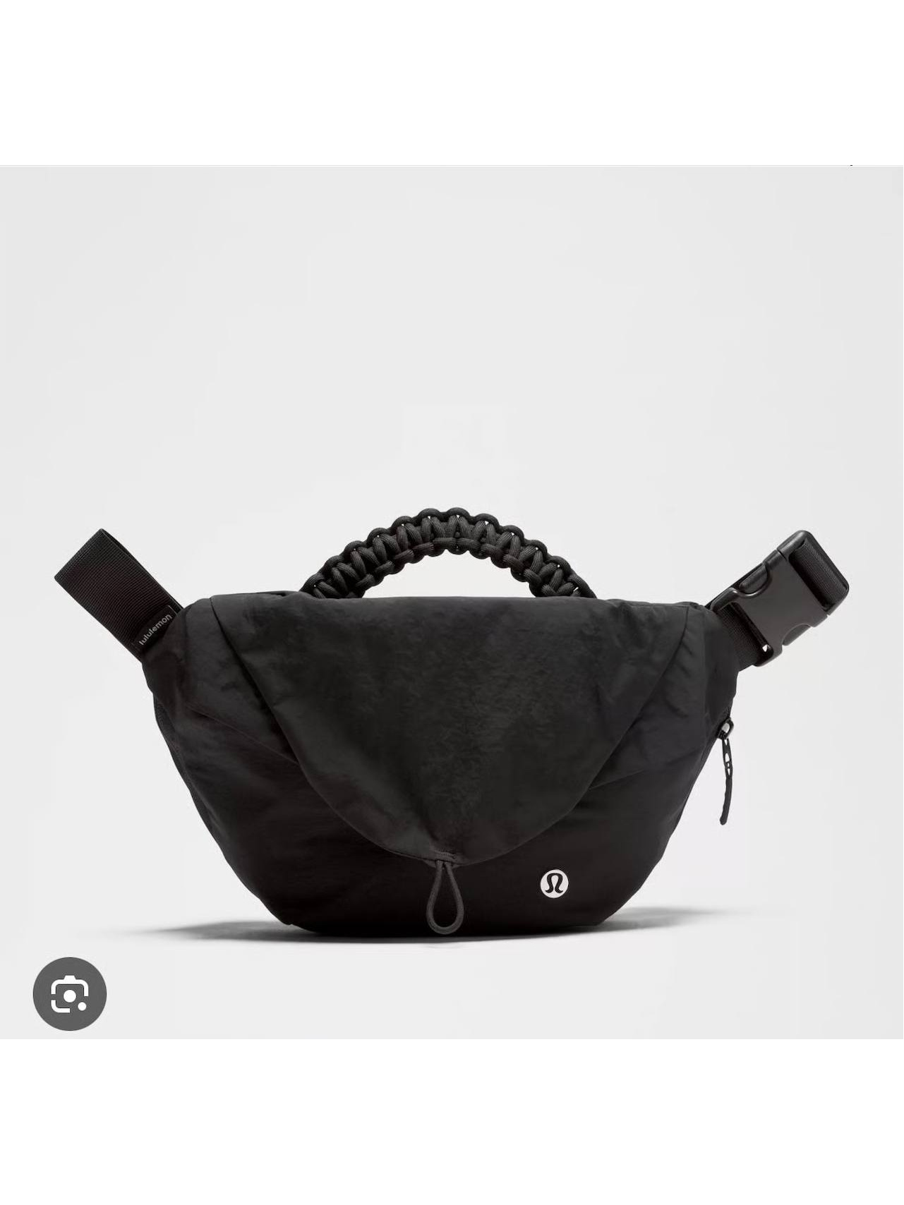 بلت بگ 3 لیتری Lululemon، کیف کمری مشکی از روبه‌رو با دسته بافته‌شده، درپوش جلو و لوگوی سفید