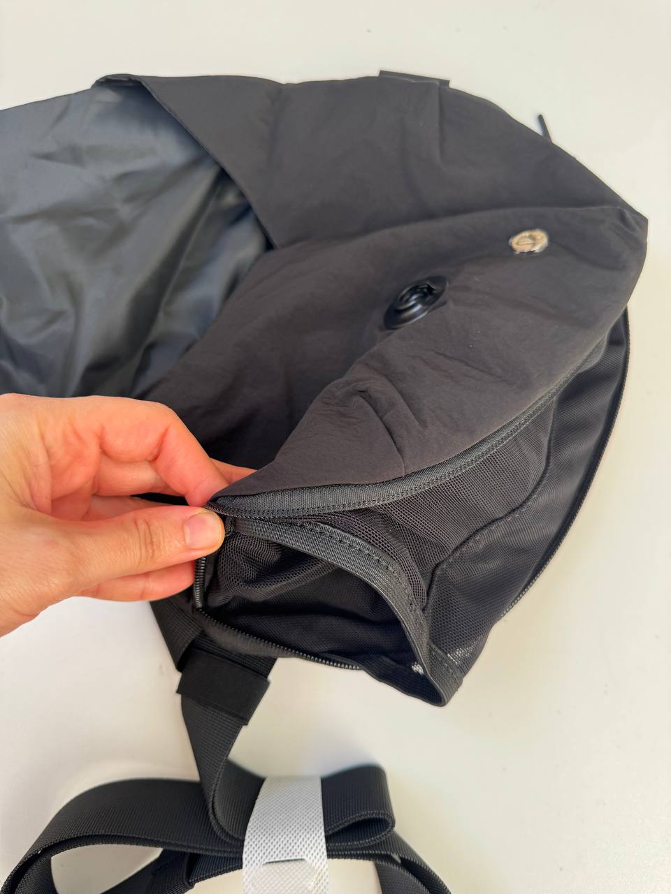 بلت بگ 3 لیتری Lululemon، نمای نزدیک جیب و زیپ کیف کمری مشکی در دست