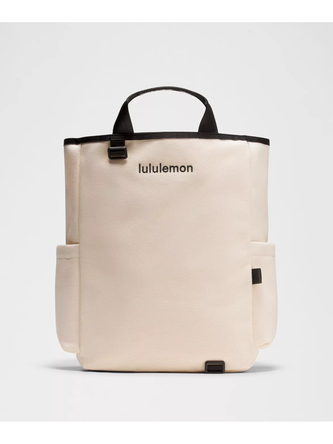 کیف تنیسی راکت بگ Lululemon، کیف تنیس کرم از پشت با دسته مشکی، نوشته lululemon و جیب‌های کناری