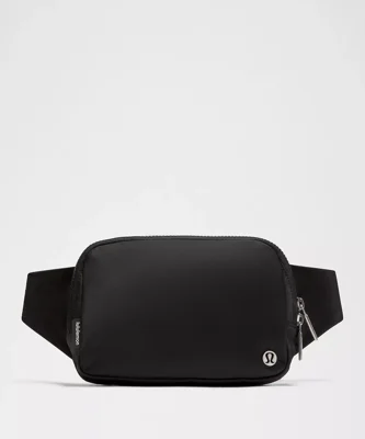 بلت بگ ۲ لیتری Lululemon مشکی؛ نمای جلو و نشان لولولمون