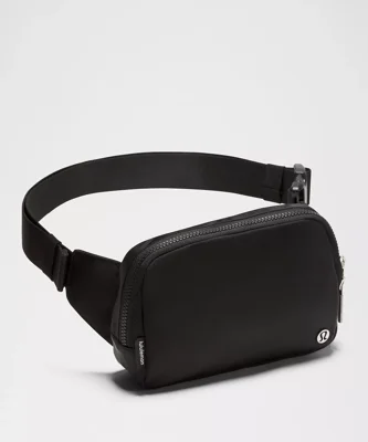 بلت بگ ۲ لیتری Lululemon مشکی؛ نمای سه‌رخ و بند قابل تنظیم