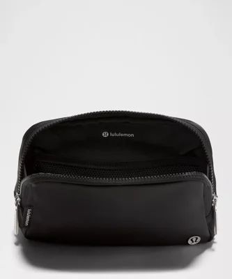 بلت بگ ۲ لیتری Lululemon مشکی؛ نمای باز از روبه‌رو و جیب‌های داخلی