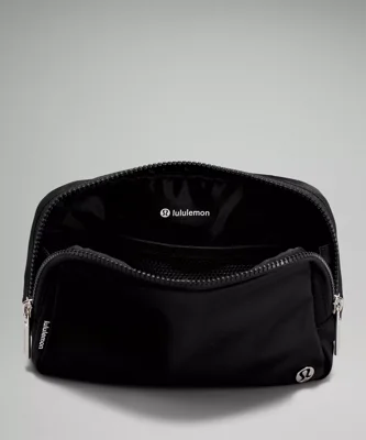 بلت بگ ۲ لیتری Lululemon مشکی؛ نمای باز از زاویه بالا و آستر داخلی