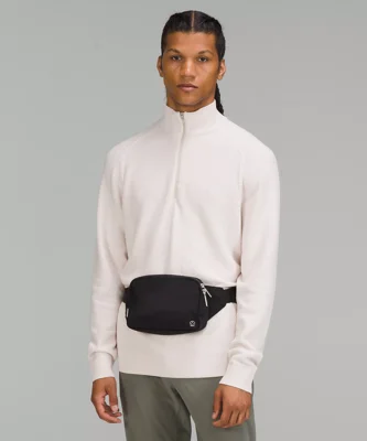 بلت بگ ۲ لیتری Lululemon مشکی؛ نمای دور کمر روی مدل مرد - تصویر اصلی