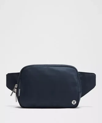 بلت بگ ۲ لیتری Lululemon سرمه‌ای True Navy؛ نمای جلو و نشان لولولمون - تصویر دوم