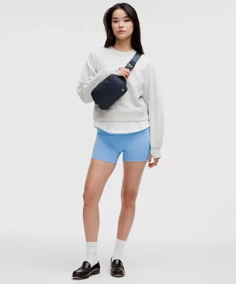 بلت بگ ۲ لیتری Lululemon سرمه‌ای True Navy؛ نمای کراس‌بادی روی مدل زن