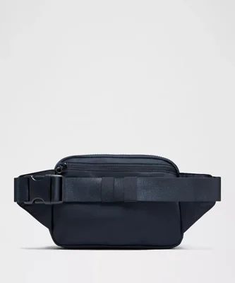 بلت بگ ۲ لیتری Lululemon سرمه‌ای True Navy؛ نمای پشت و سگک بند