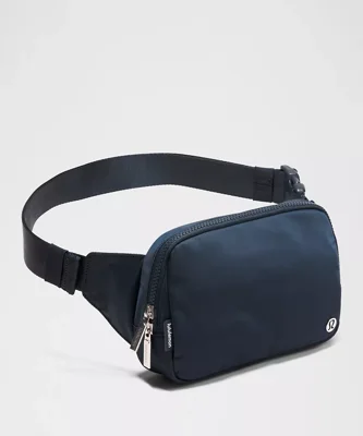 بلت بگ ۲ لیتری Lululemon سرمه‌ای True Navy؛ نمای سه‌رخ و بند قابل تنظیم