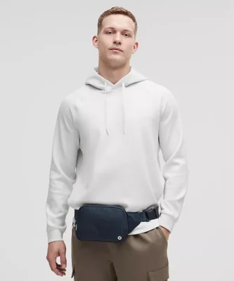 بلت بگ ۲ لیتری Lululemon سرمه‌ای True Navy؛ نمای دور کمر روی مدل مرد