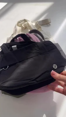 توت بگ آن مای لول اسمال Lululemon مشکی در نمای جلو؛ رنگ‌های دیگر در پس‌زمینه