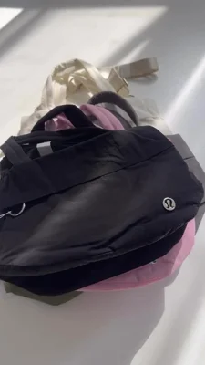 رنگ‌بندی توت بگ آن مای لول اسمال Lululemon؛ مشکی در جلو و صورتی، طوسی، سبز زیتونی و شیری با هم‌پوشانی در پشت