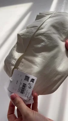 تگ مدل On My Level Small Tote و کد LW9FNDS روی کیف شیری Lululemon