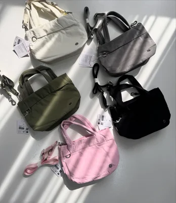 توت بگ آن مای لول اسمال Lululemon؛ نمای کامل پنج رنگ مشکی، شیری، طوسی، سبز زیتونی و صورتی با بندها