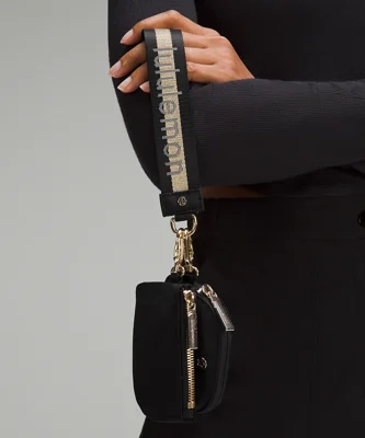 جاکارتی دوتکه وردمارک Lululemon مشکی بندطلایی روی دست؛ بند با نوشته lululemon - تصویر اصلی