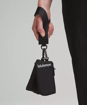 جاکارتی دوتکه Lululemon مشکی روی دست؛ بند ساده و یراق تیره - تصویر اصلی