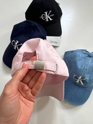 نمای پشت کلاه بال کپ Calvin Klein صورتی با بند پارچه‌ای قابل تنظیم و سگک فلزی CK
