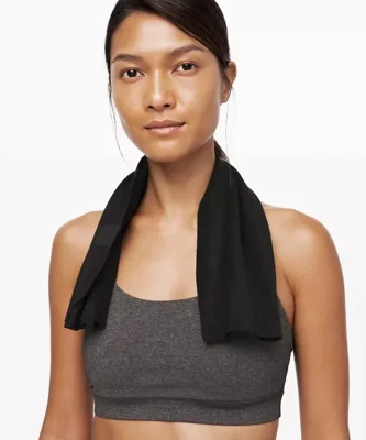 حوله کوچک Lululemon مشکی روی گردن مدل؛ نمای کاربرد هنگام تمرین