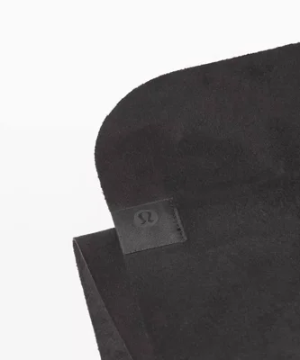 حوله کوچک Lululemon مشکی؛ نمای نزدیک بافت، لبه و لوگوی گوشه