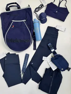 کیف تنیسی راکت بگ Lululemon، کیف تنیس سرمه‌ای و کاور راکت، کنار بطری آبی، نیمتنه، لگ، کیف‌های کوچک و لوازم سرمه‌ای