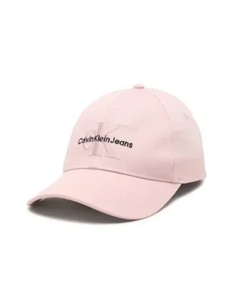 نمای کلاه بال کپ Calvin Klein Jeans صورتی با لوگوی گلدوزی و نقاب خمیده روی پس‌زمینه سفید