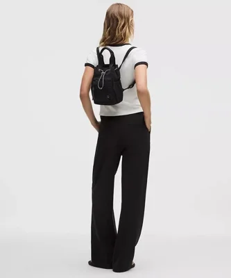 باکت بگ کانورتیبل مینی Lululemon 5L مشکی روی مدل از پشت؛ نحوه استفاده در حالت کوله‌پشتی