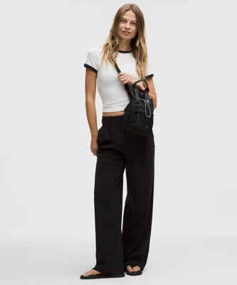 باکت بگ کانورتیبل مینی Lululemon 5L مشکی روی مدل؛ نحوه حمل کراس‌بادی و بند بلند روی شانه