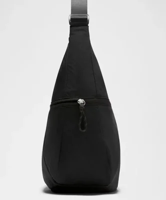 نمای جانبی کیف اسلوچی اسلینگ Lululemon 13L مشکی با جیب زیپ‌دار و تنظیم‌کننده بند