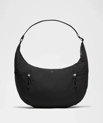 نمای روبه‌روی کیف اسلوچی اسلینگ Lululemon 13L مشکی با بدنه هلالی، بند و دو جیب زیپ‌دار بیرونی