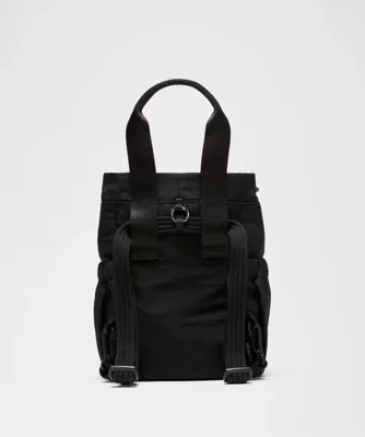 باکت بگ کانورتیبل مینی Lululemon 5L مشکی؛ نمای ژورنالی پشت، بندهای قابل تنظیم و حلقه اتصال بالا