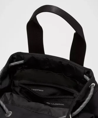 باکت بگ کانورتیبل مینی Lululemon 5L مشکی؛ نمای باز فضای داخلی و جیب‌های نظم‌دهنده