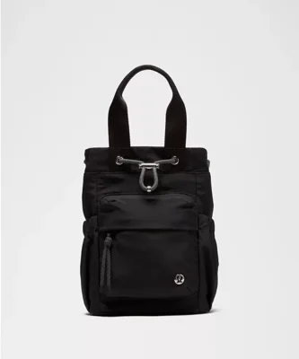 باکت بگ کانورتیبل مینی Lululemon 5L مشکی؛ نمای ژورنالی جلو با دسته کوتاه، جیب زیپ‌دار و لوگوی پایین