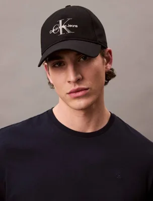 کلاه بال کپ Calvin Klein Jeans مشکی با گلدوزی روشن CK روی مدل مرد