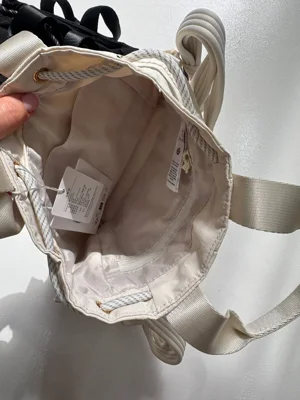 باکت بگ کانورتیبل مینی Lululemon 5L شیری؛ فضای داخلی، آستر، جیب‌ها و لیبل داخل کیف