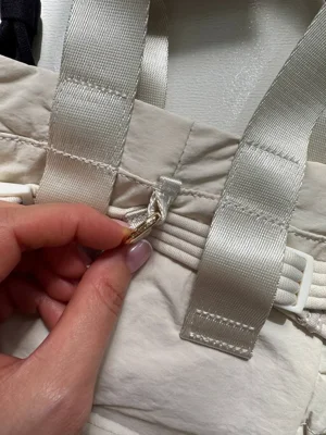 باکت بگ کانورتیبل مینی Lululemon 5L شیری؛ نمای نزدیک حلقه اتصال پشت و دوخت دسته‌ها