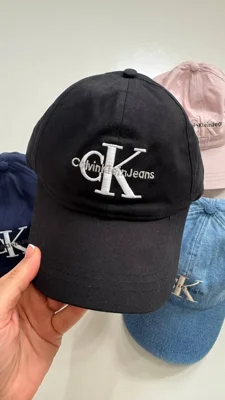 کلاه بال کپ Calvin Klein Jeans مشکی در دست با گلدوزی روشن CK و نقاب خمیده