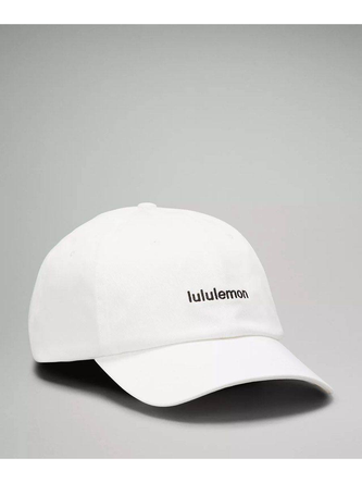 کلاه بال کپ Wordmark Lululemon، کلاه لبه‌دار سفید با نوشته مشکی lululemon روی پس‌زمینه روشن