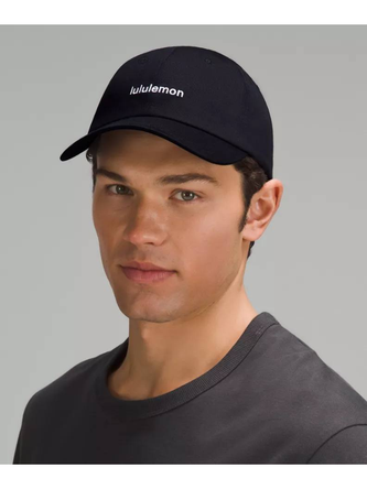 کلاه بال کپ Wordmark Lululemon، کلاه لبه‌دار سرمه‌ای با نوشته سفید lululemon روی سر مدل