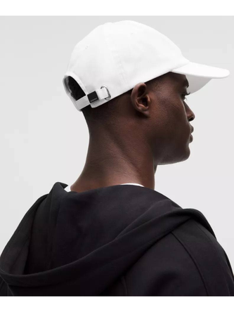 کلاه بال کپ Wordmark Lululemon، نمای پشت کلاه سفید روی سر مدل، با بند قابل‌تنظیم و سگک مشکی - تصویر دوم