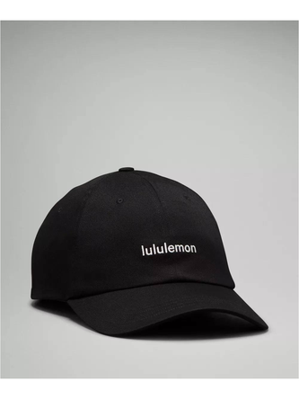 کلاه بال کپ Wordmark Lululemon، کلاه لبه‌دار مشکی با نوشته سفید lululemon از سه‌رخ روی پس‌زمینه روشن