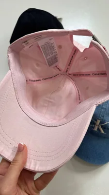 نمای داخلی کلاه بال کپ Calvin Klein Jeans صورتی با نوارهای دوخت برند، برچسب و زیر نقاب