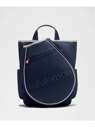 کیف تنیسی راکت بگ Lululemon، کیف تنیس سرمه‌ای با حاشیه سفید، دسته کوتاه و کاور راکت نوشته‌دار در جلو