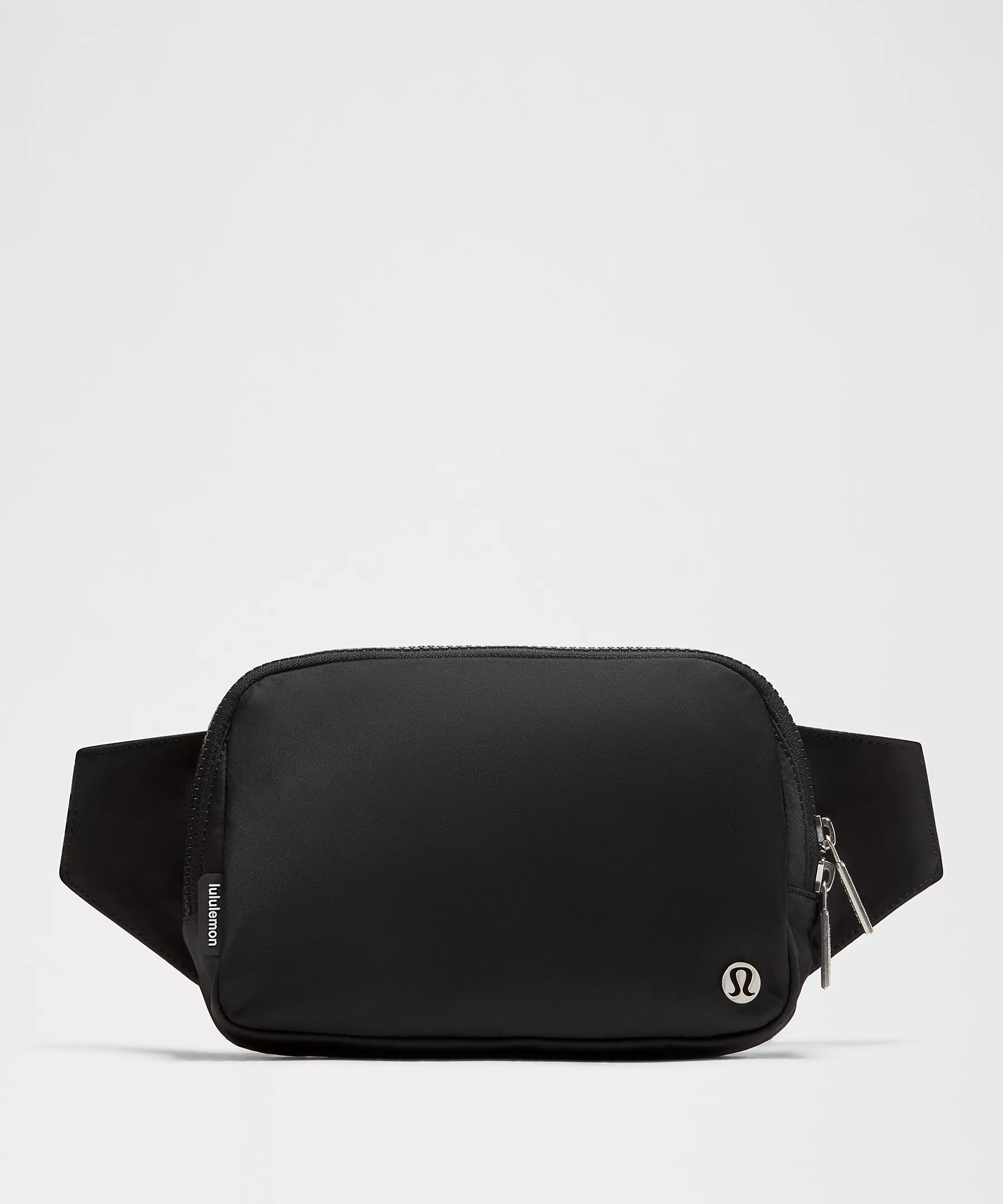 بلت بگ ۲ لیتری Lululemon مشکی؛ نمای جلو و نشان لولولمون