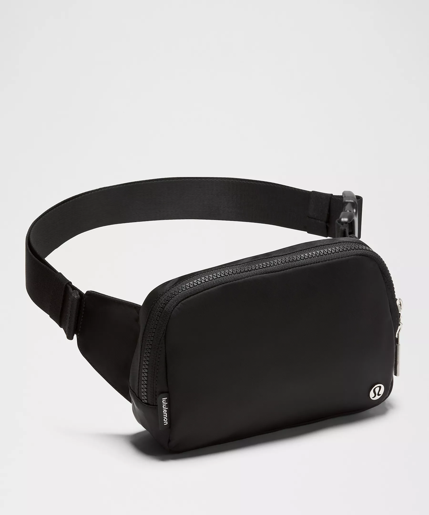 بلت بگ ۲ لیتری Lululemon مشکی؛ نمای سه‌رخ و بند قابل تنظیم