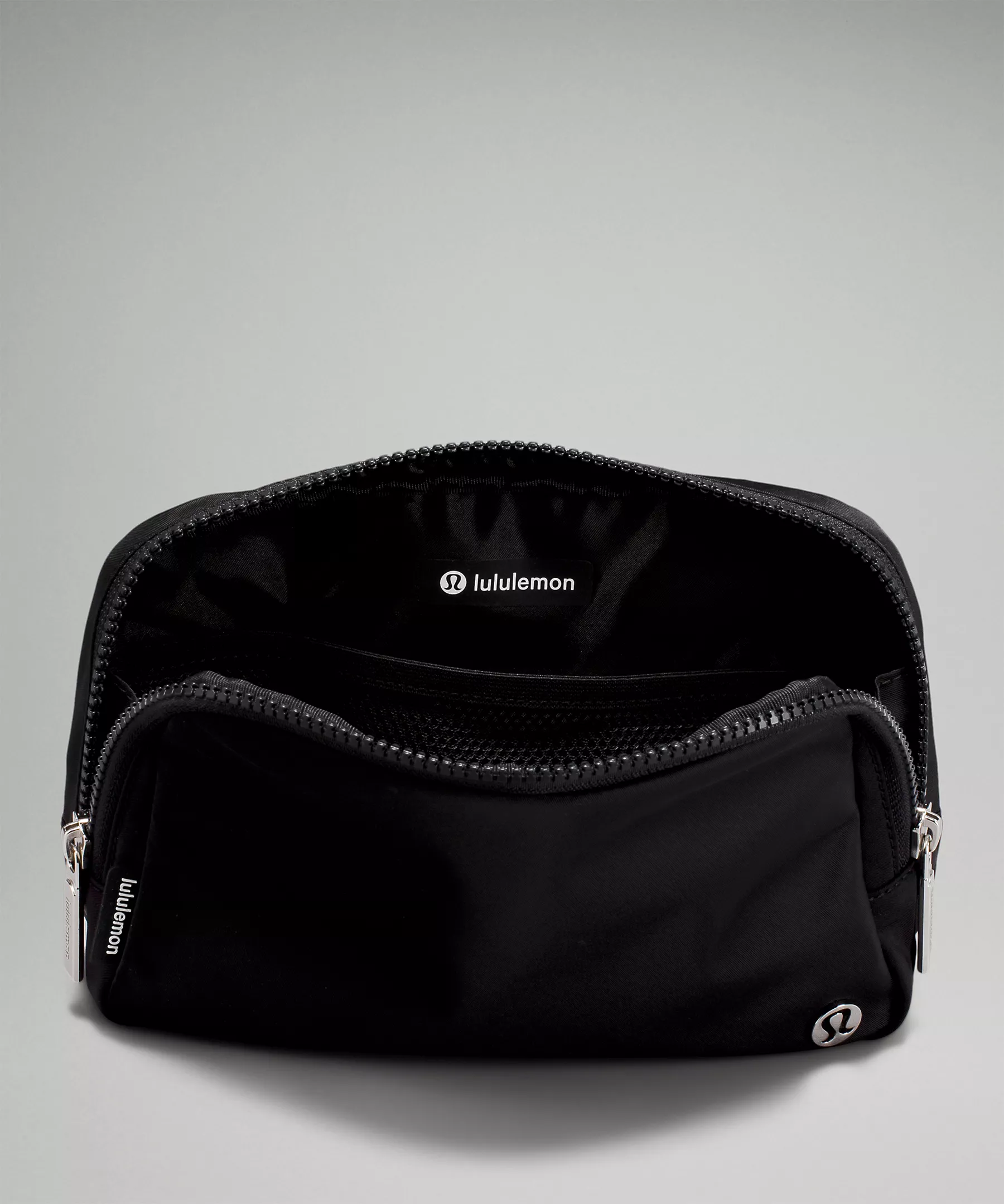 بلت بگ ۲ لیتری Lululemon مشکی؛ نمای باز از زاویه بالا و آستر داخلی