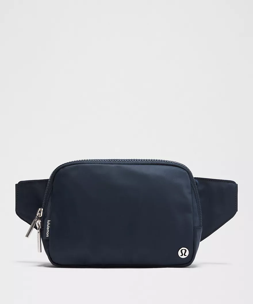 بلت بگ ۲ لیتری Lululemon سرمه‌ای True Navy؛ نمای جلو و نشان لولولمون