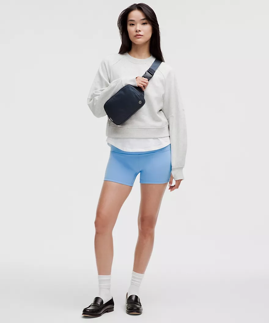 بلت بگ ۲ لیتری Lululemon سرمه‌ای True Navy؛ نمای کراس‌بادی روی مدل زن