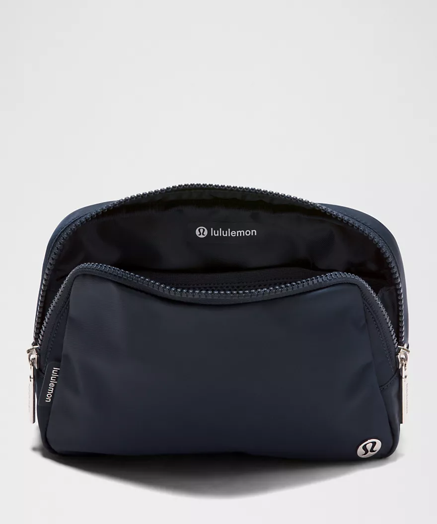 بلت بگ ۲ لیتری Lululemon سرمه‌ای True Navy؛ نمای باز و جیب‌های داخلی