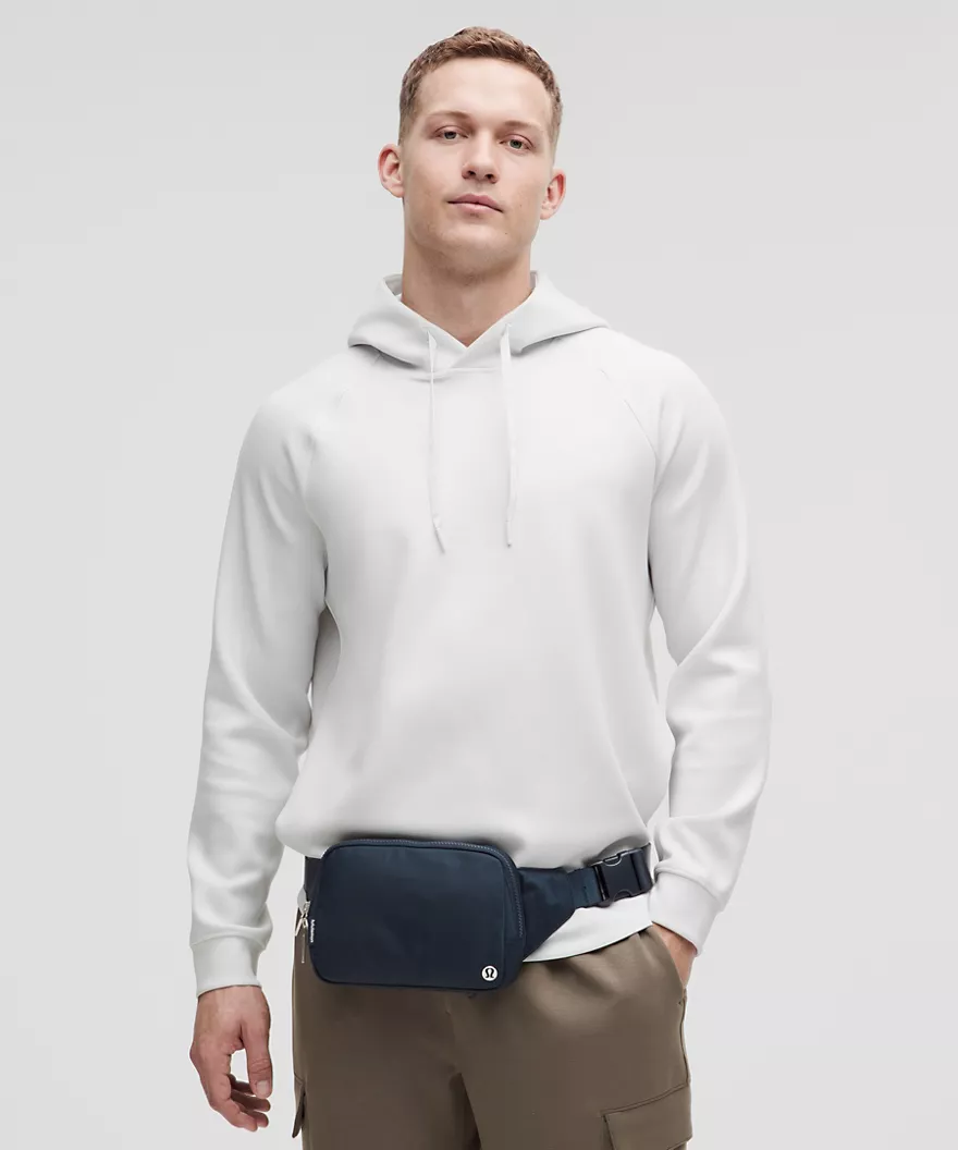 بلت بگ ۲ لیتری Lululemon سرمه‌ای True Navy؛ نمای دور کمر روی مدل مرد