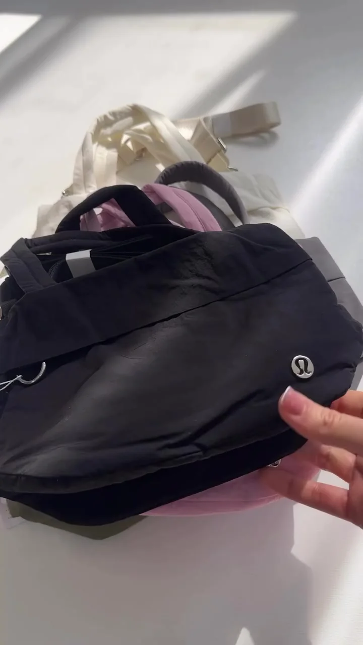 توت بگ آن مای لول اسمال Lululemon مشکی در نمای جلو؛ رنگ‌های دیگر در پس‌زمینه