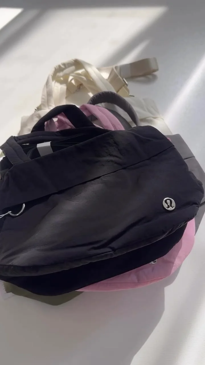رنگ‌بندی توت بگ آن مای لول اسمال Lululemon؛ مشکی در جلو و صورتی، طوسی، سبز زیتونی و شیری با هم‌پوشانی در پشت
